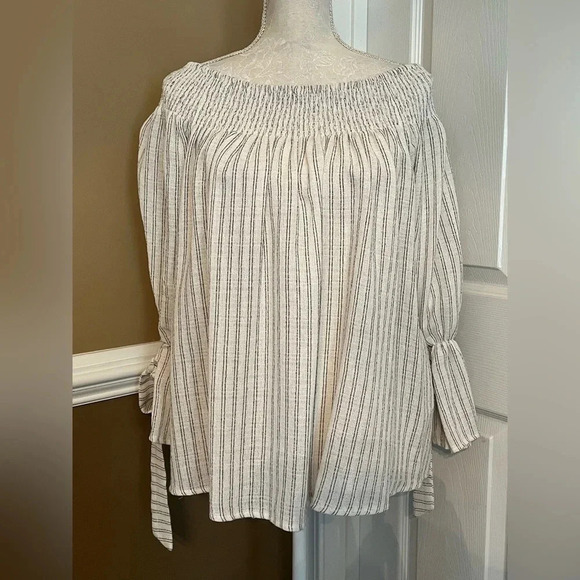 Boutique Boho Grey striped off shoulder blouse. Size Medium - Picture 8 of 12